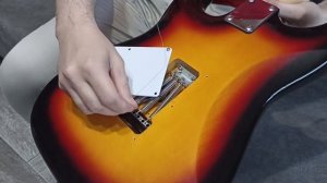 Как быстро повторно поставить струны на Стратокастер.