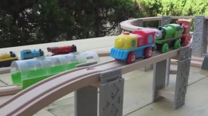 Паровозик Томас ☆ Спиральный деревянный рельсовый путь Brio от станции Тидмут