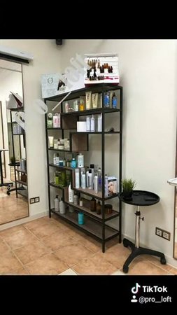 Стеллажи в стиле лофт для салона красоты