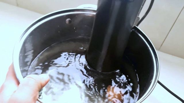 Jak pasteryzować jajka w domu za pomocą termometru lub maszyny sous vide, by uniknąć salmonelli jaj