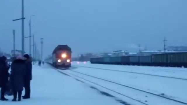 Тепловоз ТЭП70 с пассажирским поездом Приобье- Екатеринбург , подъезжает на станцию Геологическая . смотреть онлайн