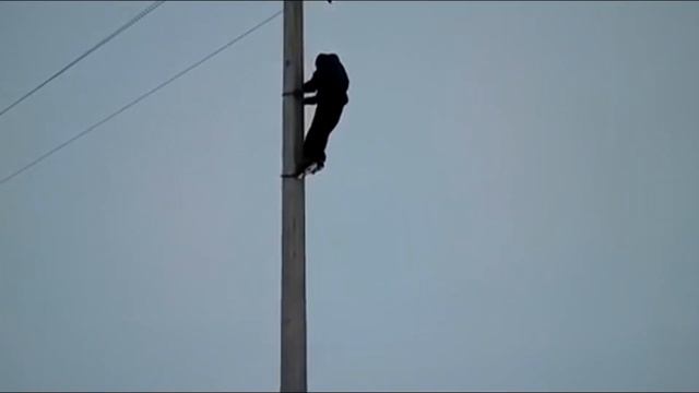 Электрик на столбе