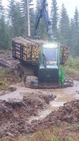 Форвардер John Deere 1910G пробирается через грязь
