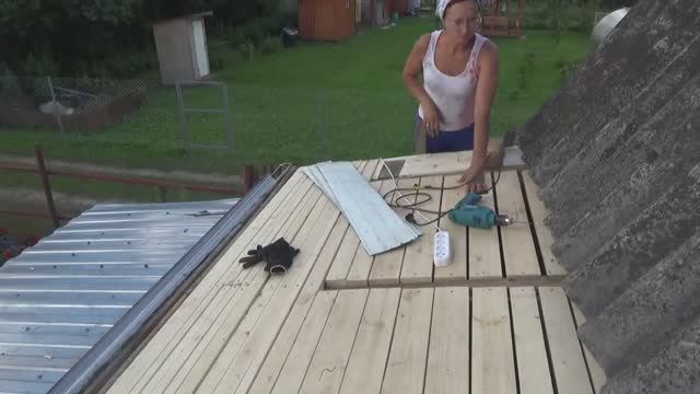 Ремонтирую крышу. 2 часть. Доделала обрешетку. Покрыла стеклоизолом. 1 августа 2020 года.