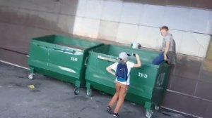 залез в мусорку