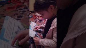 девочка 5 лет показывает как она умеет читать