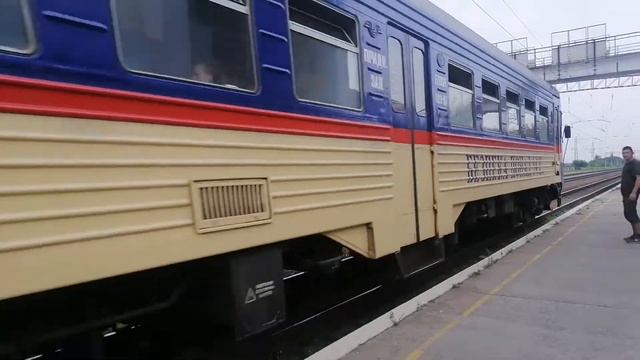 Электропоезд ЭПЛ2Т-021 с сообщением Днепр-Синельниково 1 прибыл на ст. Илларионово на 1 путь. смотреть онлайн