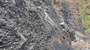 Строительство, шахтёры копают и сразу очищают песок