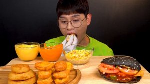 ASMR 치즈 불닭소스에 버거킹 와퍼🍔 치킨너겟 어니언링 먹방~!! BugerKing Whopper With Spicy Cheese Sauce Onion Ring MuKBang!