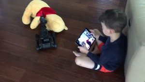 робот убирает игрушки