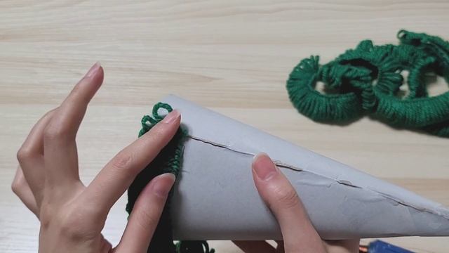 So Cute!! Christmas decoration idea with cardboard and yarn. DIY Recycling craft ideas