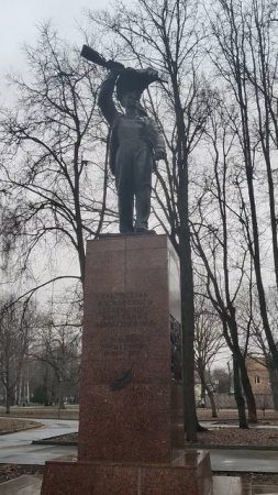 Памятник в перовском парке