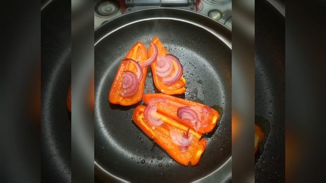 Жареный болгарский перец с красным луком