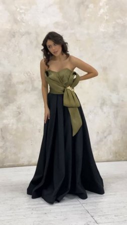 Наша красотка в платье от Perry Blue