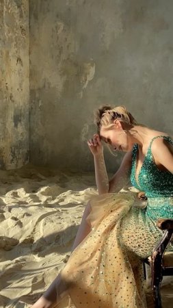 Наша красотка в платье от Perry Blue