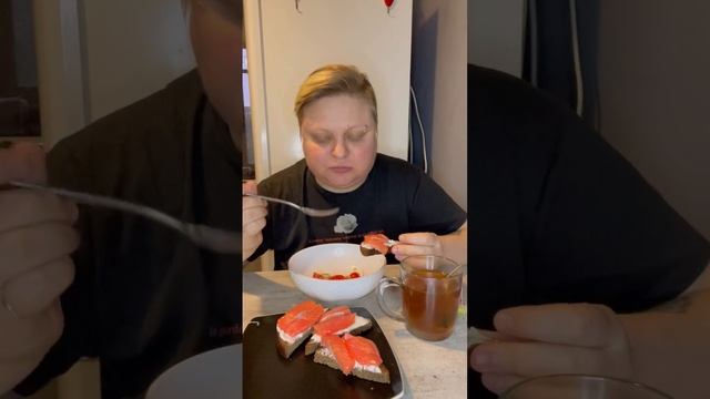 МУКБАНГ. Бутерброды с форелью слабосоленой и салатик овощной.#мукбанг #мукбангроссия #mukbang