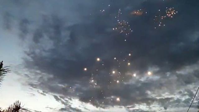 Высотный фейерверк после дождя в июне светлой ночью смотреть онлайн