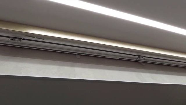 Раздвижной настенный угловой электрокарниз в багетном карнизе