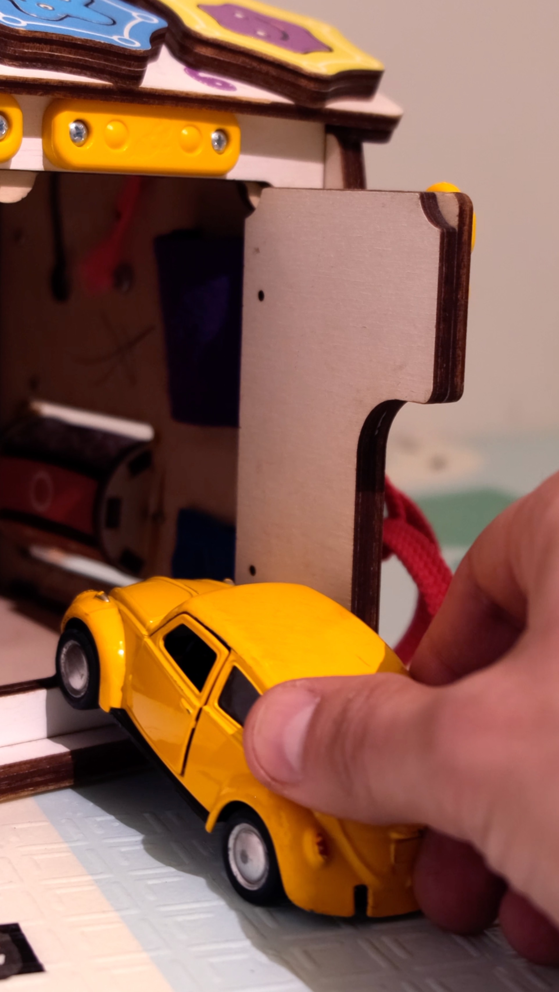 Машинка заезжает в гараж смотреть онлайн