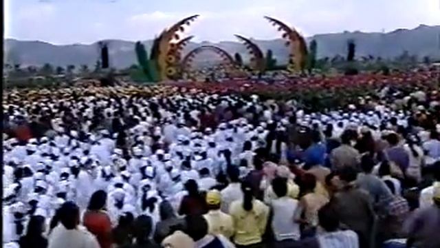 【Soprano Lily Zhang】“ The girl was born love to sing” of CCTV 2003 in Yun Nan Province of China смотреть онлайн