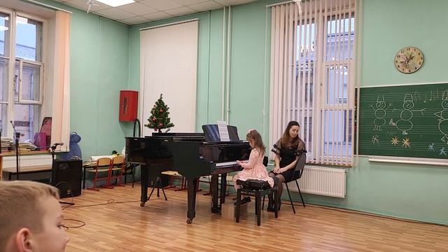 Настя , 4 года.  Первый в жизни фортепианный " концерт". Маленькой ёлочке и Jingle bells