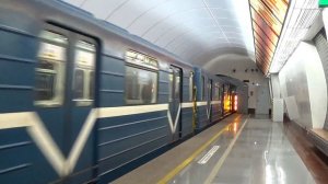 Метропоезд 81-540.2/541.2 «Пришелец» на станции метро Проспект Славы