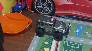 Полицейская машина с прицепом на пульте управления