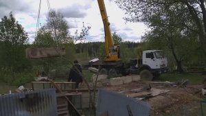 Кран поднимает блоки