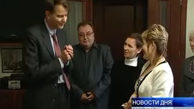 СОВЕТНИК ПОСОЛЬСТВА ФРГ ВРУЧИЛ ШКОЛЬНИКАМ ДИПЛОМЫ смотреть онлайн