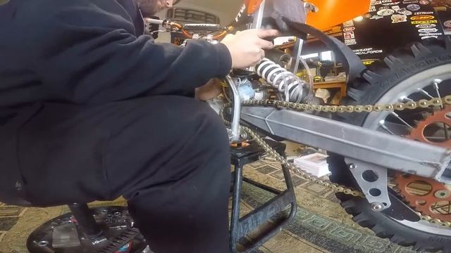 KTM 65 SX Lectron Carburetor install смотреть онлайн