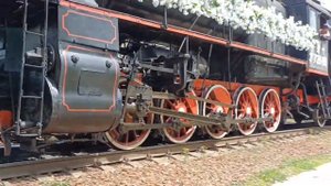 ЭП1М-757 с паровозами ФД20-2109 и ЭР-739-99 прибывают с ретро-поездом на ст.Мин-Воды и прив.бригада