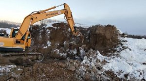 Николай на экскаваторе работает с рыхлителем!