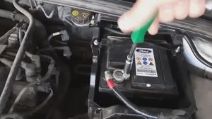 Замена аккумулятора на автомобиле Ford Focus 3. Сброс датчи1