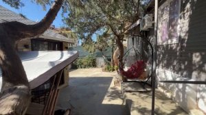 Сдаётся ( № - 117 )  трёхкомнатный домик с верандой и двориком. Новый Свет, Крым. Голицына д. 8/7.