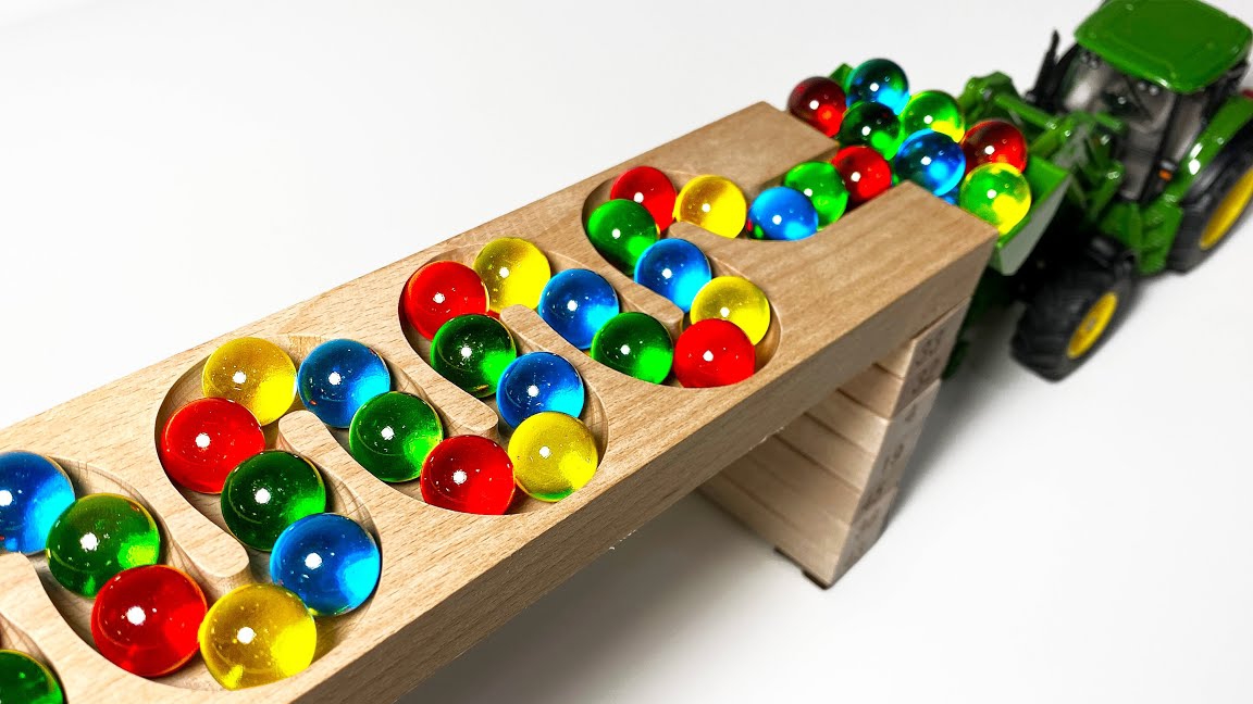 Играем разные машинки и скатываем шарики в машинки