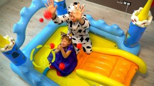 Nastya Play с Папой и Мамой играют в Магазин с игрушками