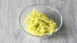 КАК ПРИГОТОВИТЬ САЛАТ МИМОЗА С ЯБЛОКОМ? Вкусный, слоеный, с копченой горбушей, на праздничный стол