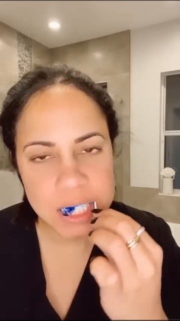 Is an Electric Toothbrush BETTER than a Manual Toothbrush?! | Electric vs. Manual Toothbrush Tested смотреть онлайн