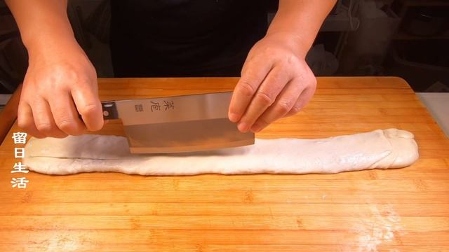 早市很火的手撕饼做法忒简单❗看我在家轻松做出千丝万缕，外酥内软嚼劲十足，并且特别顶饥❗下菜地干活一天都不饿。
