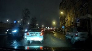 Объезжает пробку по тротуару расталкивая пешеходов.