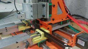 CNC станок в работе. Выборка паза под петлю в алюминиевом профиле. Вариант 1.3