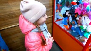 ИГРАЕМ В АВТОМАТ С ИГРУШКАМИ "ХВАТАЙКА" We play a slot machine with toys Hvatayka