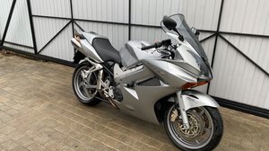 Обзор мотоцикла Honda vfr800 , 2004 год. 89262862924 с 10:00-20:00 по Мск ( WhatsApp)