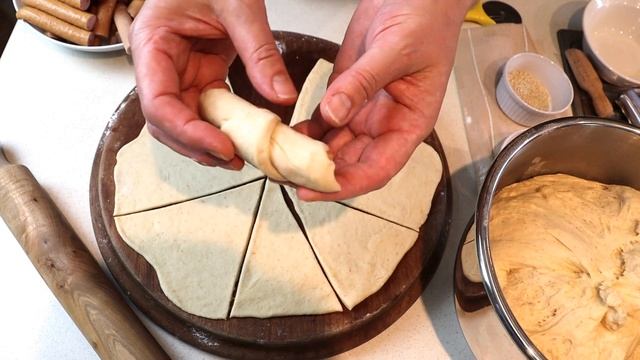 Rogaliki drożdżowe nadziewane kiełbasą – prosty przepis na pyszne, domowe wypieki😋😋😋  Rozalskagotuj