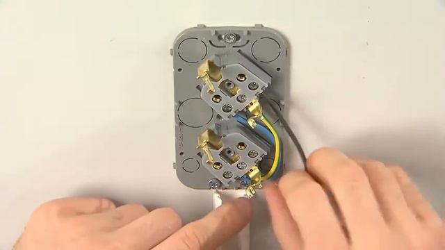 Монтаж Legrand Quteo розеточного блока - двойные и тройные розетки смотреть онлайн