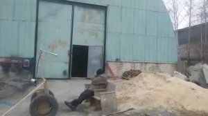 разбудили мужика Камазом