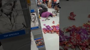 Женщину поймали на краже в магазине и арестовали