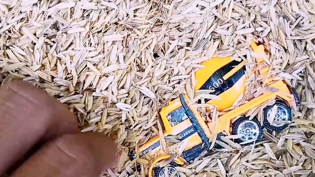 Mencari Mainan Mobil-mobilan Di Pasir | Mobil Derek, Pemadam Kebakaran, Excavator, Forklift, Slende