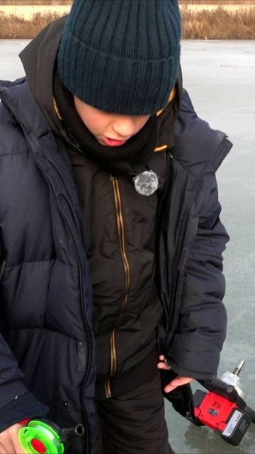 Утонет или нет ледобур из пластика? #рыбак #рыбалка #дети #fishing #ледоруб #ледокол #снасти #реки смотреть онлайн