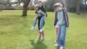 девушки носят парней на закорках наперегонки